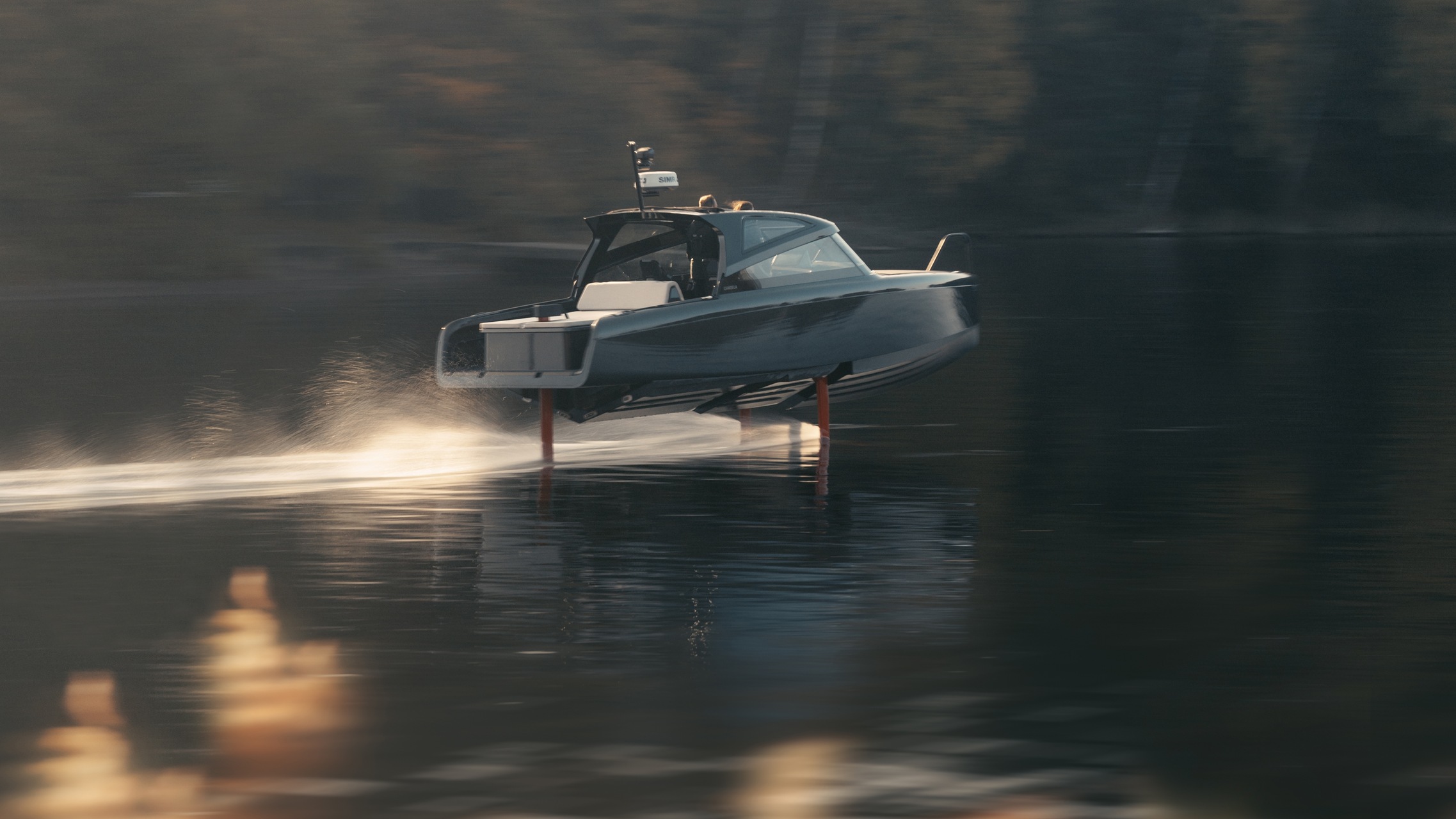 Candela 8 la barca elettrica che vola sull'acqua