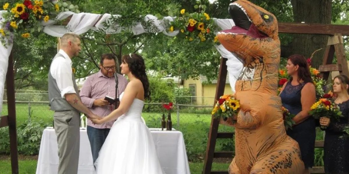 Damigella d’onore si presenta al matrimonio vestita da T-Rex. La sposa apprezza l’abito.