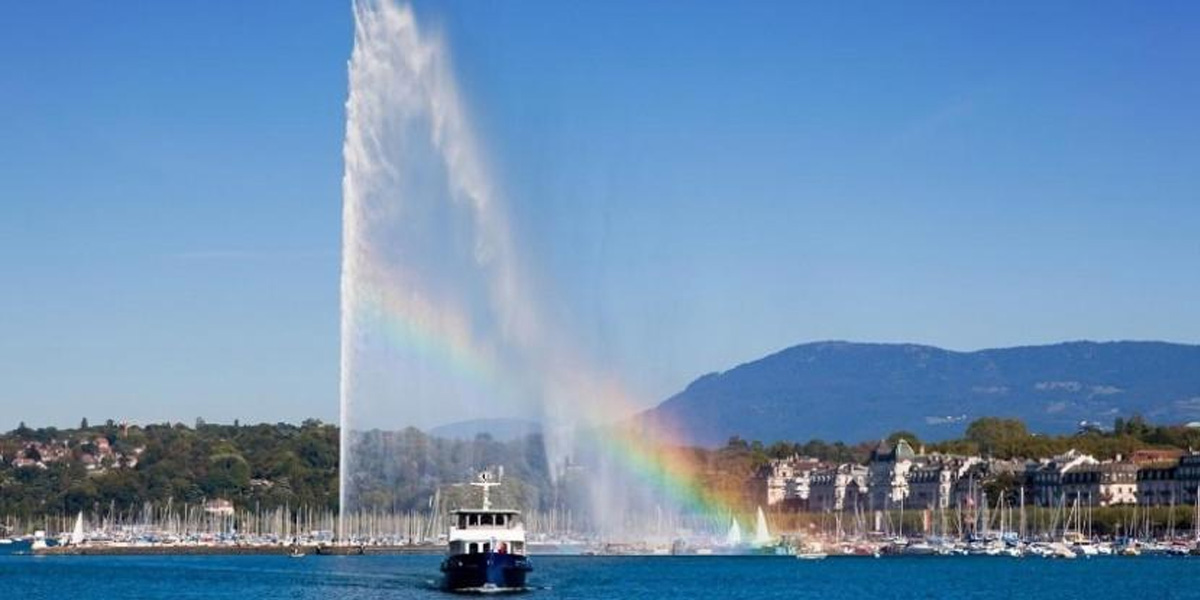 In ospedale dopo aver tentato di abbracciare la fontana Jet d'Eau un'icona di Ginevra che spruzza acqua a grande velocità.