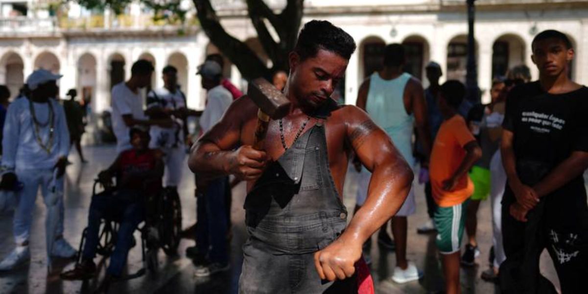 La storia dell’uomo d’acciaio cubano che si picchia le giunture con un martello... e resta illeso