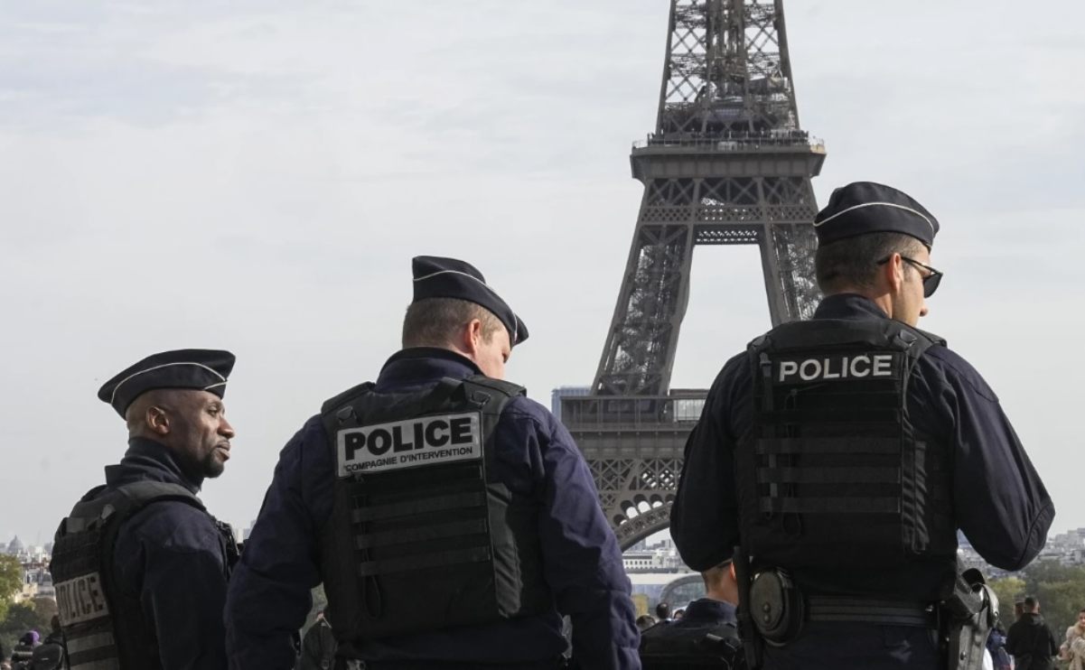 Coppia decide di sposarsi mentre sono bloccati sulla Tour Eiffel (chiusa a causa di un uomo che si arrampica sulla torre)