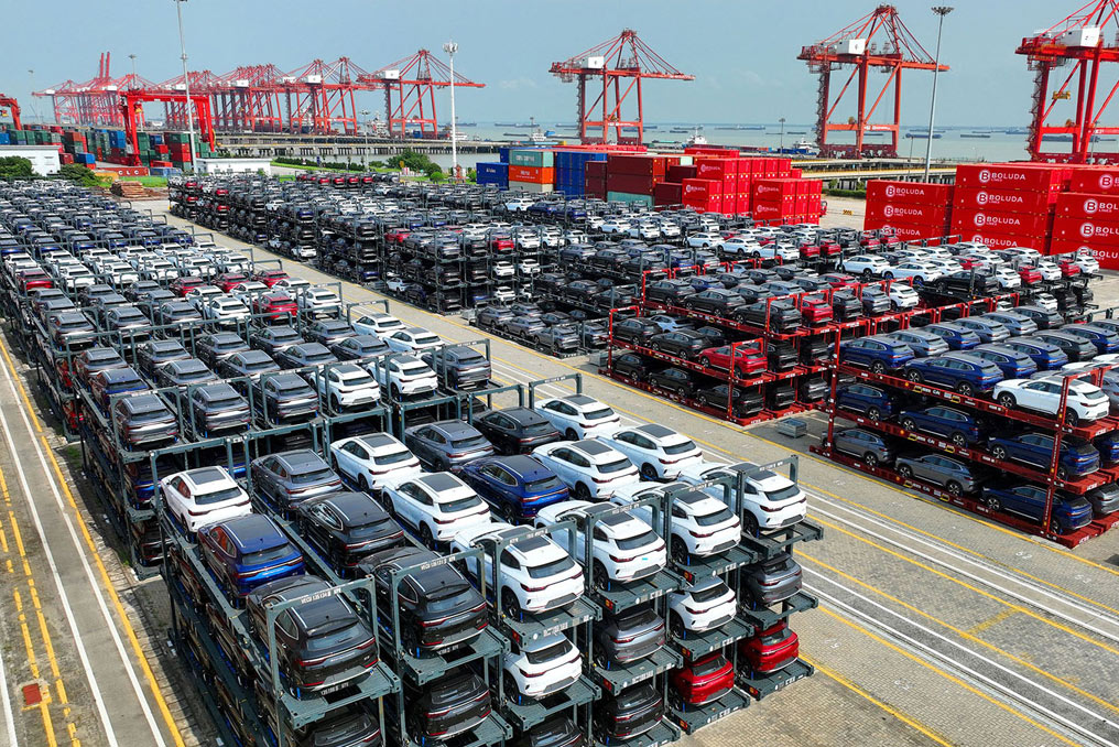 Cina invasione auto elettriche Navi cinesi piene di auto: l’espansione di BYD nel mercato globale delle auto elettriche