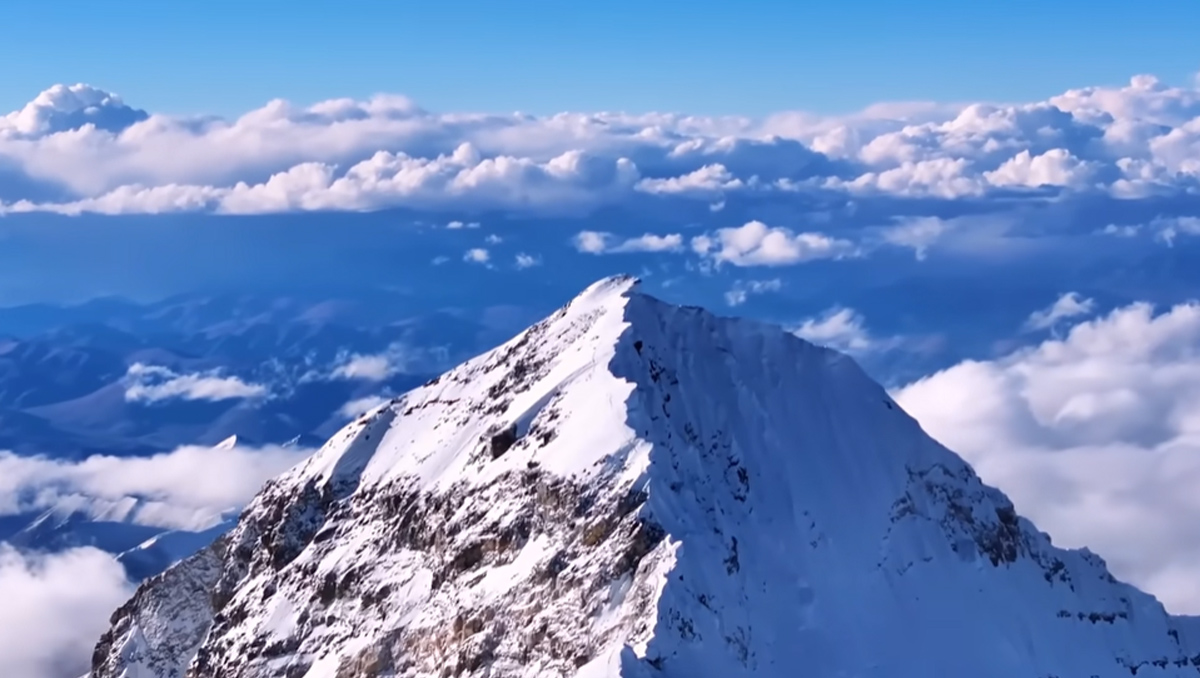 DJI Mavic 3 Everest: le straordinarie riprese aeree della vetta più alta del mondo su tutto il percorso che porta al tetto del mondo