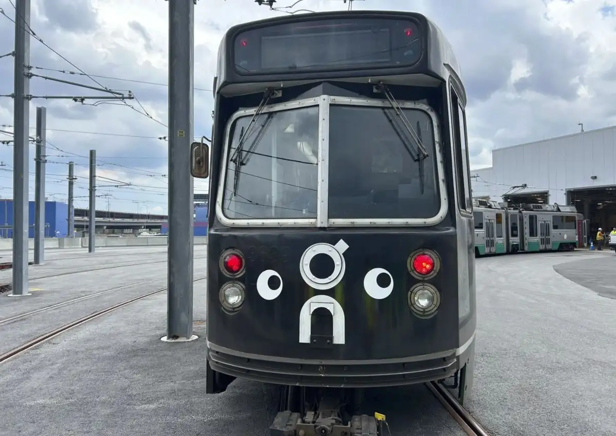 Alcuni treni della metropolitana di Boston hanno ora buffi occhi finti