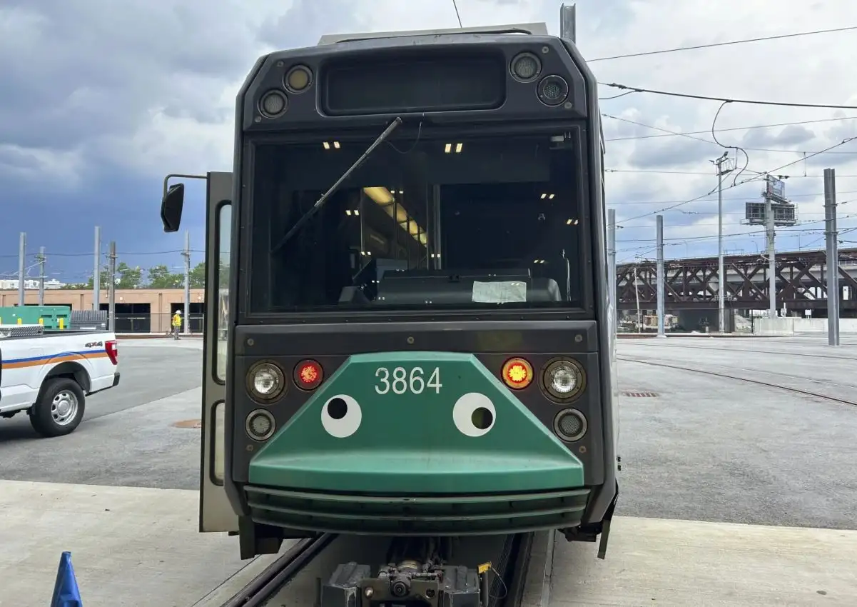 Alcuni treni della metropolitana di Boston hanno ora buffi occhi finti