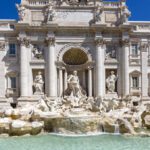 Fontana di Trevi con accessi limitati e a pagamento? Sono necessarie delle misure per contenere gli assalti dei turisti.