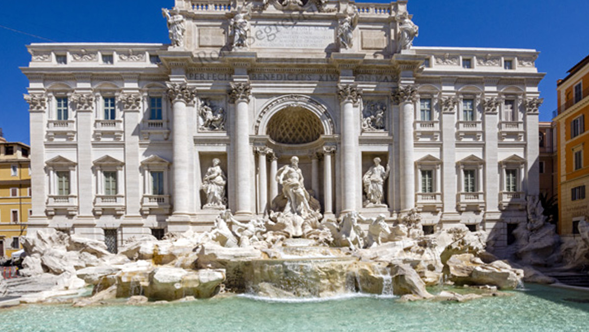 Fontana di Trevi con accessi limitati e a pagamento? Sono necessarie delle misure per contenere gli assalti dei turisti.