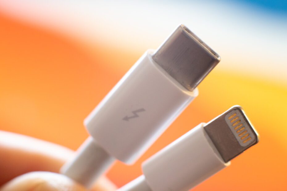 USB-C negli iPhone: Apple ritira i dispositivi Lightning dagli store europei per adeguarsi alla normativa UE di ricarica universale