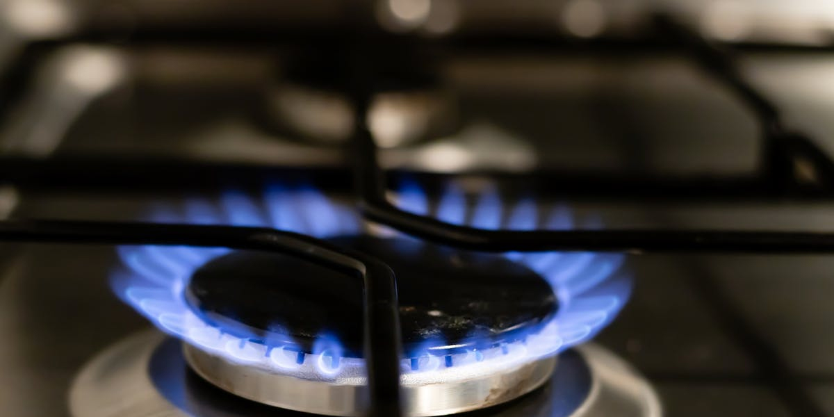 Transizione energetica abitazioni UE: dal 2025 al via la dismissione del gas nelle case, con alternative green e obiettivi di sostenibilità.