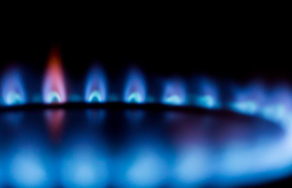 Transizione energetica abitazioni UE: dal 2025 al via la dismissione del gas nelle case, con alternative green e obiettivi di sostenibilità.