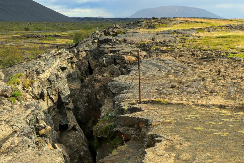 Terremoti a Santorini e Eolie che relazione c'è? Tutte e due appartengono al bacino del Mar Ionio e alla stessa placca terrestre!